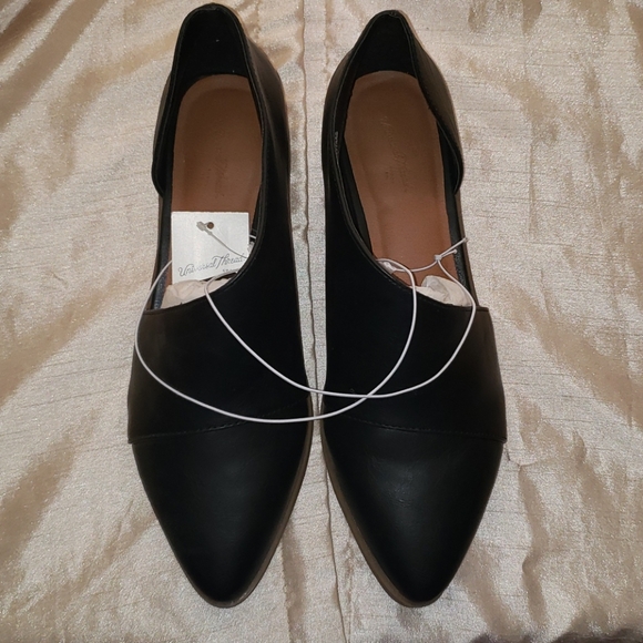 Universal Thread Cut Out Bootie - Picture 2 of 3